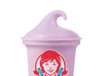 A creamy Wendy’s Strawberry Frosty dessert served in a cup, with a sweet and fruity strawberry flavor